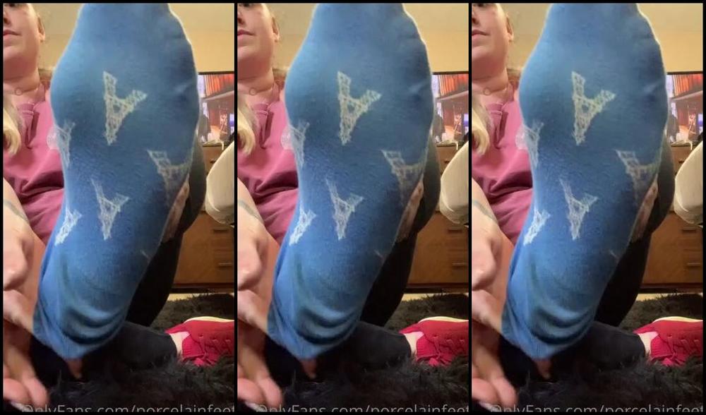 Porcelain Goddess Aka Porcelainfeets Onlyfans Sweaty Feet Getting Their Freedom After A Long Day At Work