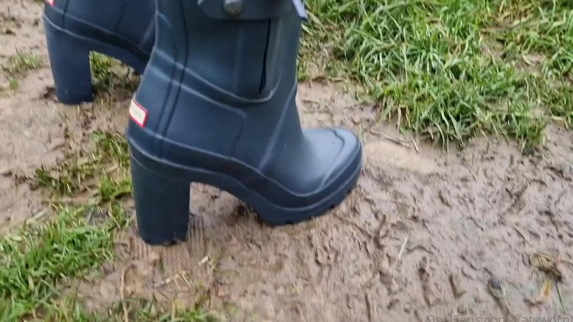 Kats Worn Heels Nicknamed Katswornheels Onlyfans Was Out For A Nice Country Walk This Morning So Thought Id Try Out My New