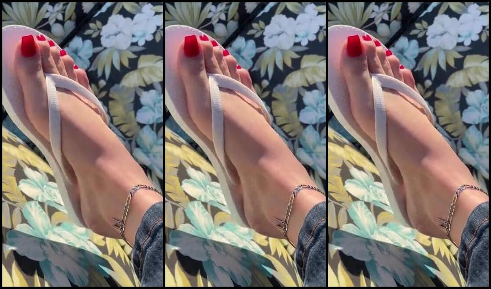 Nicholeivory Onlyfans Red Toes In White Flip Flops Yep Flip Flop In December Still Lol