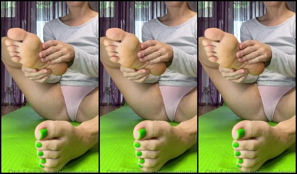 Froggeevip Onlyfans Let S Sniff My Slippers And Socks