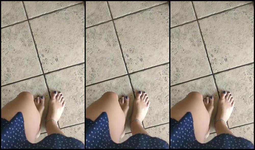 Frejas Submissive Feet Nicknamed Frejassubmissivefeet Onlyfans Barefoot At The Village Grocery Store In Italy People Notice That I Am Barefoot And Look