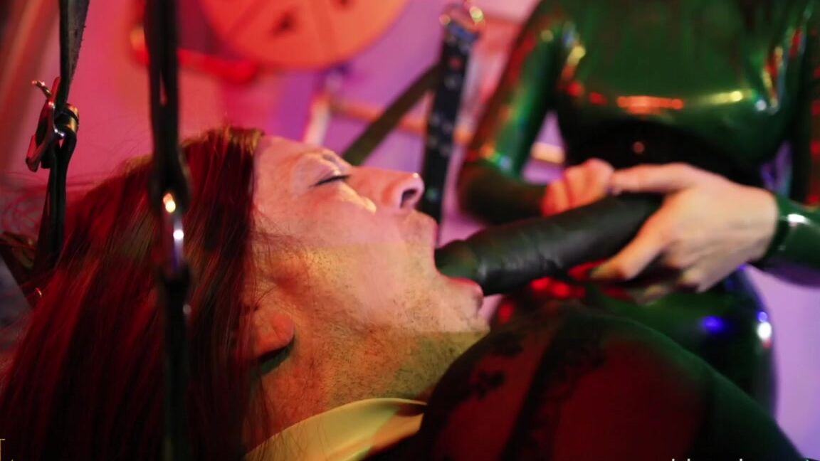 Vivienne Lamour Stretching Her Sissy Hole