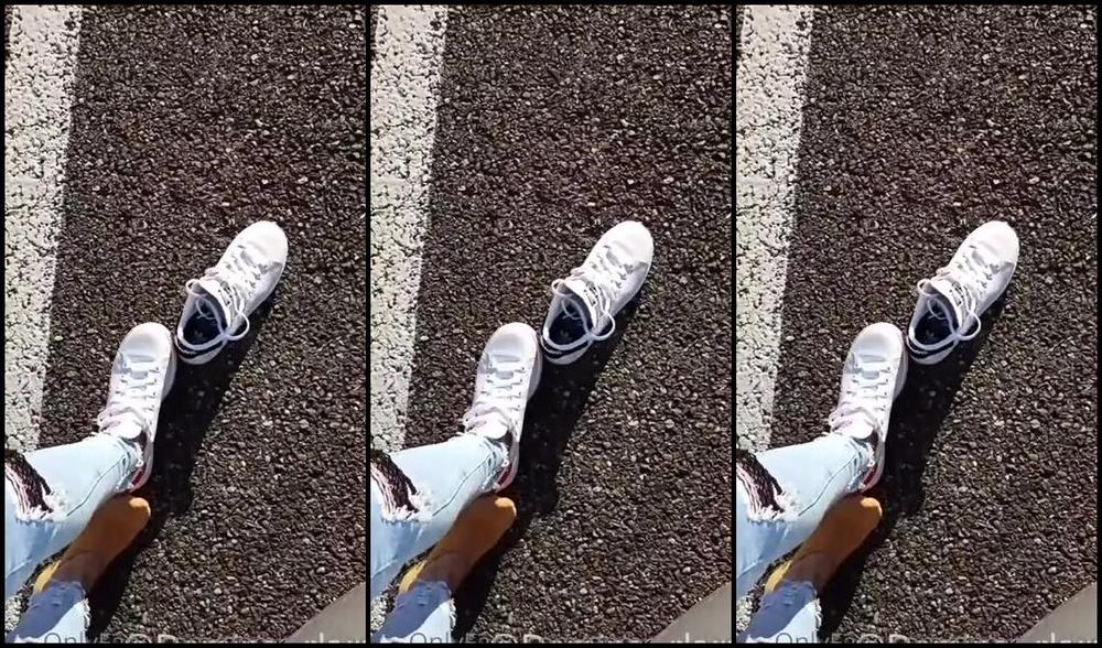 Domina Clara Nicknamed Domina Clara Onlyfans Shopping Deuxime Partie Et Oui Mes Pieds Transpirent Quand Je Nai Pas De Chaussettes