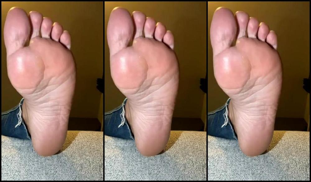 Goddesssuzie26 Onlyfans Stream Started At 04152022 0719 Pm Ignore Cam I M Watching Bond You Watch My Soles