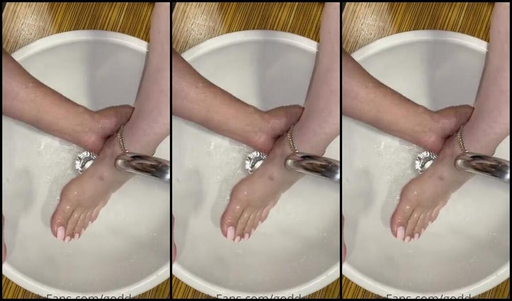 Fendi Feet Aka Goddessfendi Onlyfans If You Are A Pathetic Foot Slave Who Makes A Mess On My Perfect Goddess Feet You Best Believe I Willp