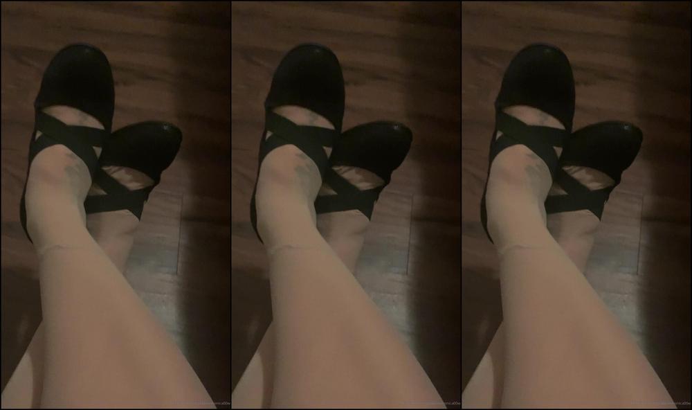 Goddessmonica W Flat And Pantyhose Tease