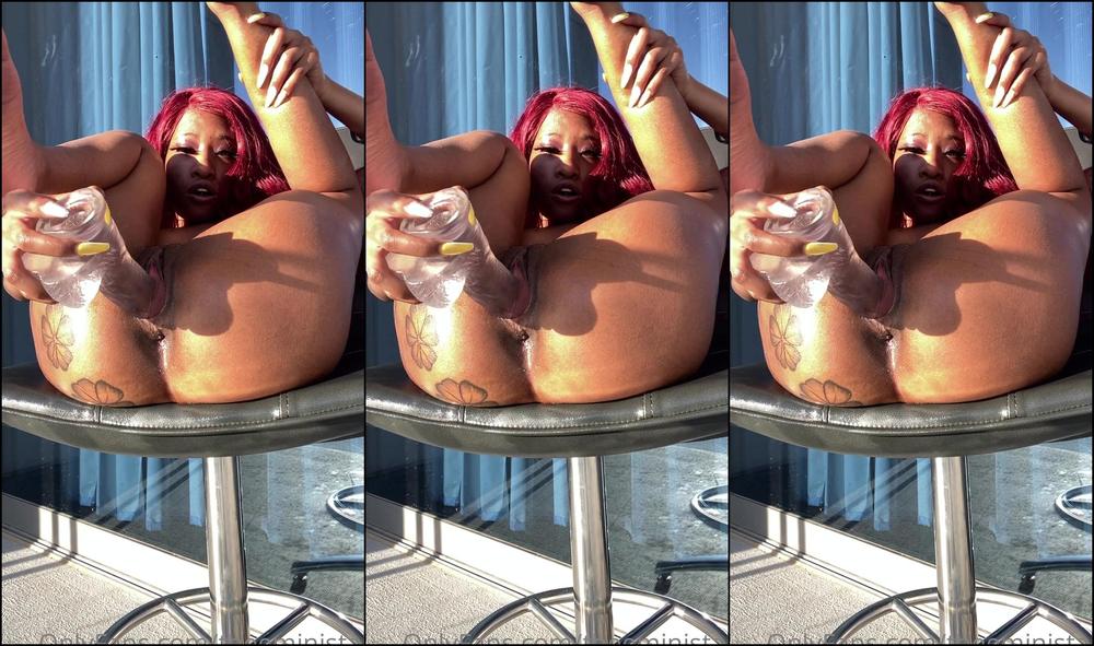 theeministalli-10-07-2020-512982467-pussy-in-the-sunlight