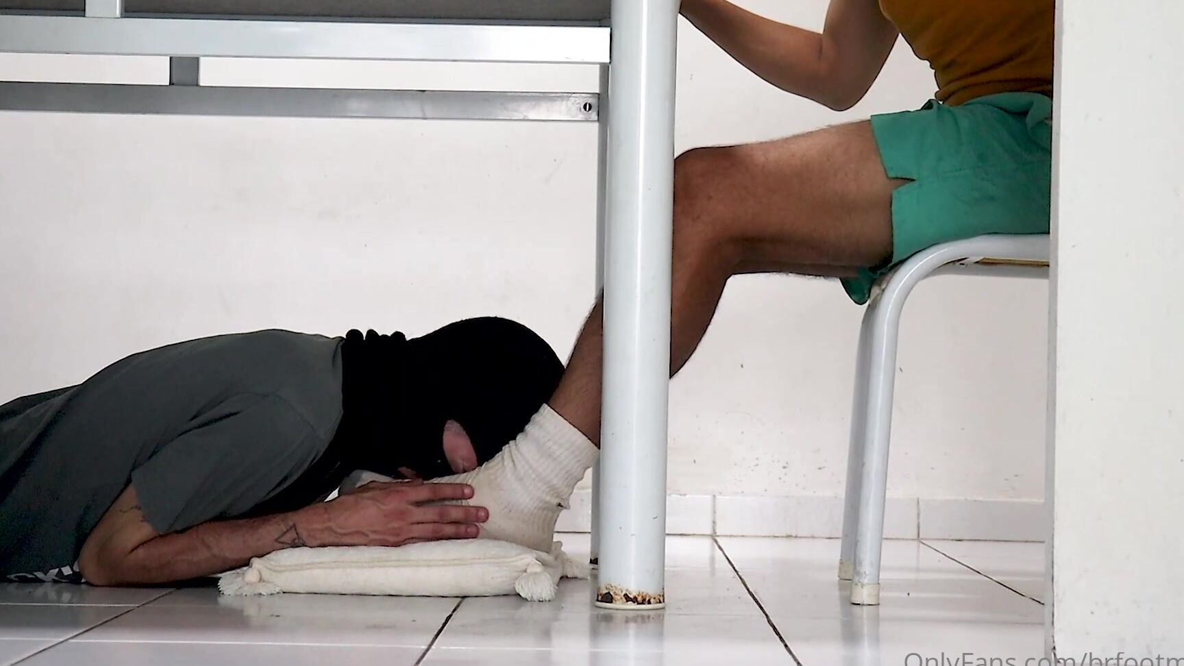 Brfootmodel 2348723086 02 01 2022 Under My Table All Nigth