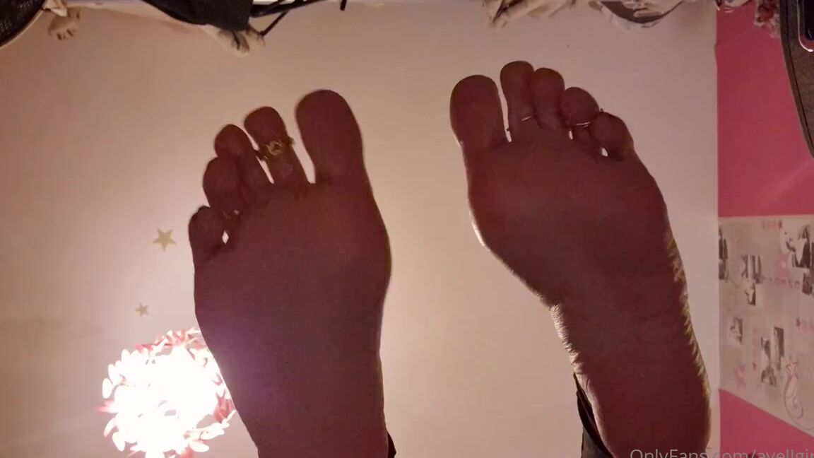 Ayellgirlfeet Nicknamed Ayellgirlfeet Onlyfans Imagines Toi Tout Petit En Dessous De Ta Desse Gante Imagine Yourself Like A Tiny Boy Under Yo 1