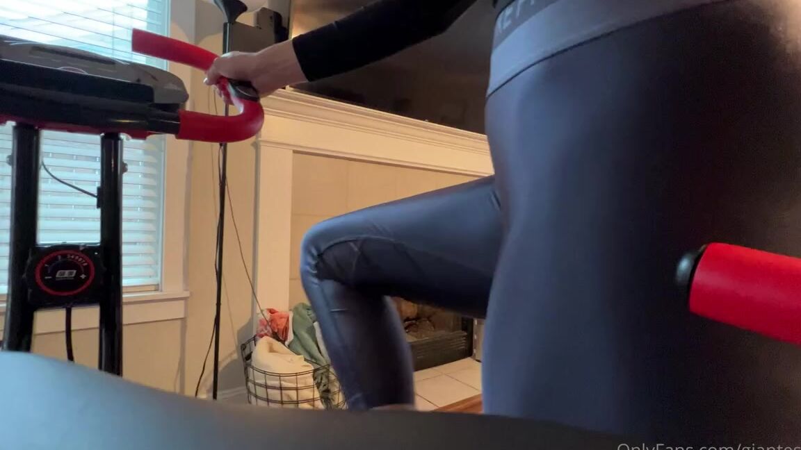 Giantess Tara Nicknamed Giantesstara 01 08 2023 Onlyfans Video Its Weird Its Like I Can Feel Someone Staring At Me While Im Working Out