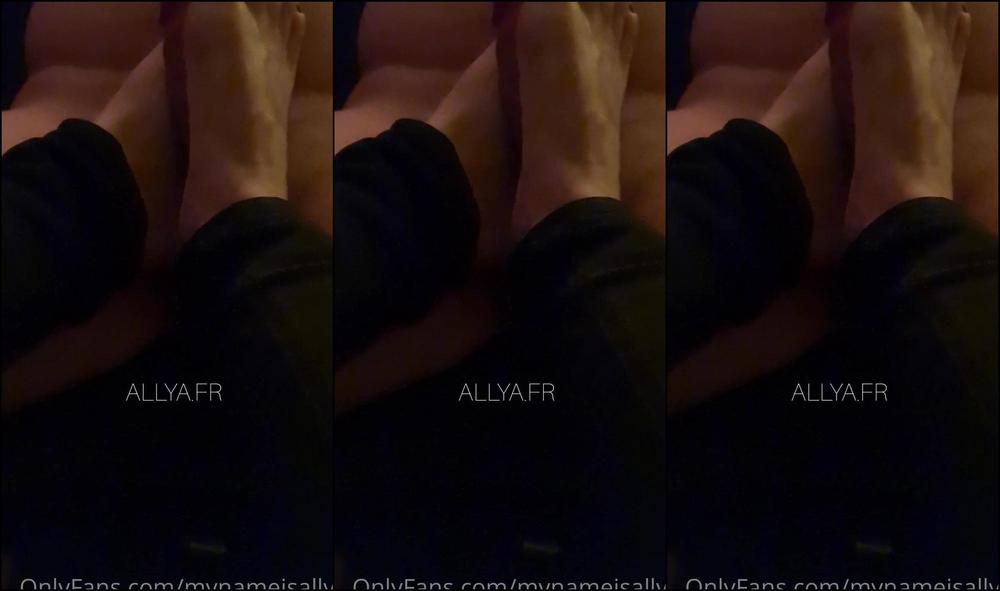 Mynameisallya Footjob Initiation When A Fetishist Friend Brings Me Home After A Concert Quand Un