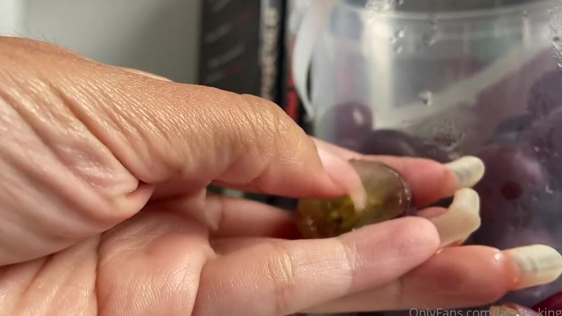 Lalalaura Nicknamed Lauras Kingdom 11 26 2020 Onlyfans Video Amys Grape Claw