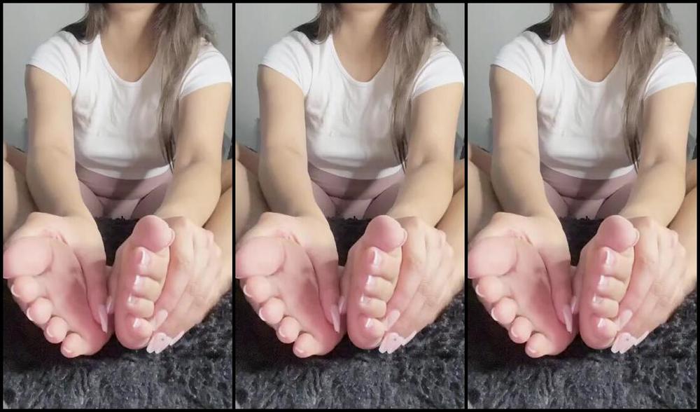 Goddessjvu Onlyfans Stroking My Soles While I Watch Some Tv Tempting You To Worship Them Here S An Ass View