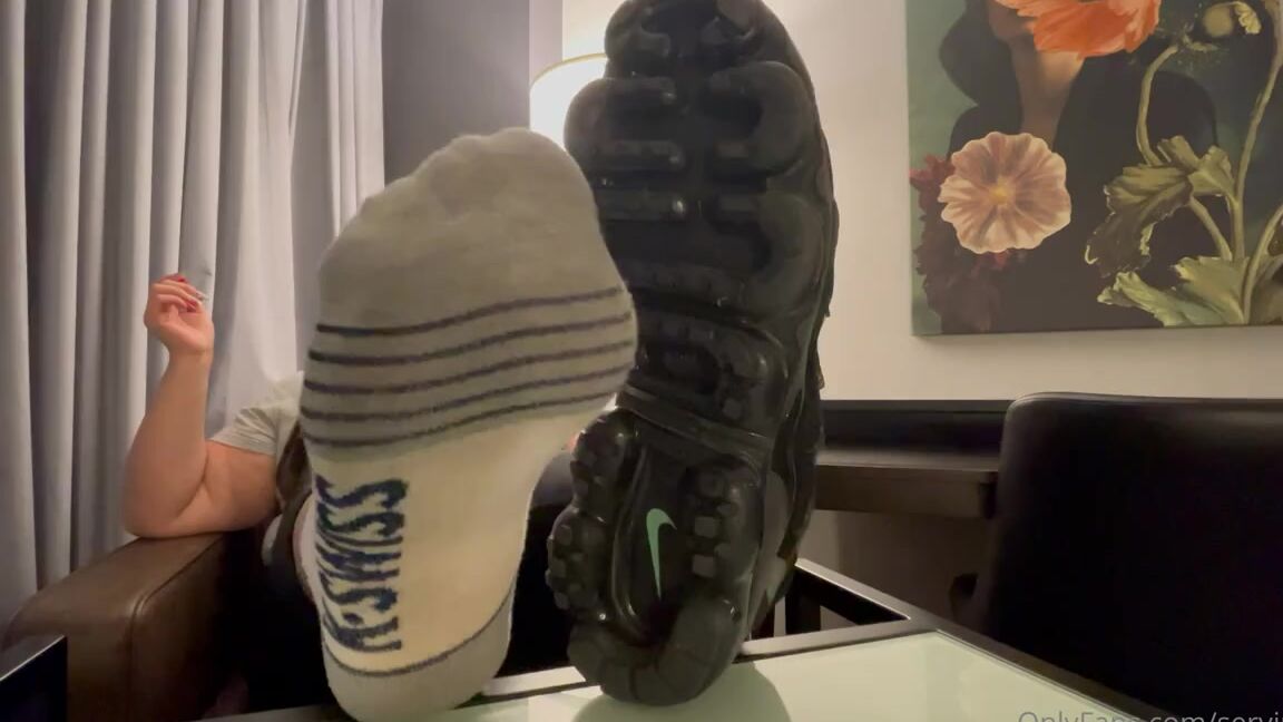 Servingbarefeet Aka Servingfet Onlyfans Arriving At My Hotel Room After A Long Day Of Travel Only To Smell My Stinkers