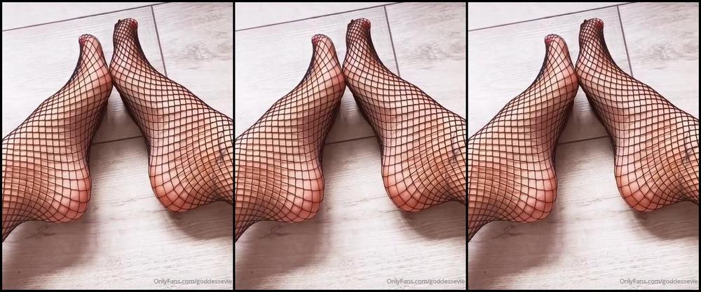 Miss Evie Lock Nicknamed Missevielock Onlyfans What Would You Most Like To Do With My Feet If I Gave You Min