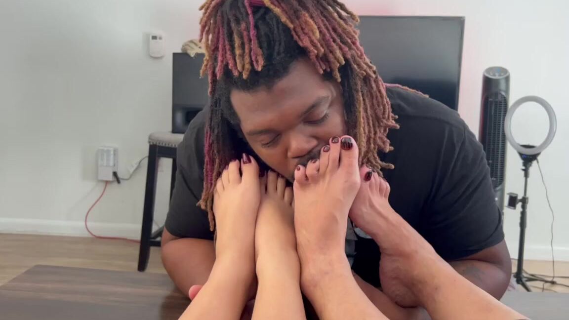 Sweetiestoes Aka Yourfeetsweetie Onlyfans Worshipping Would You Do Better Dallasfootmodelsent Comefollowsarah