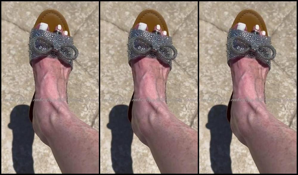 Thegingerdream Nicknamed Theginger Dream Onlyfans Sparkly Bow Slides Outside In The Sun The Dangle Is Fantastic