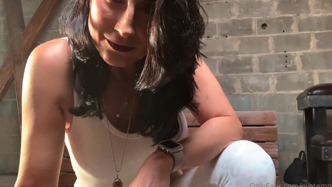 Temptress Raven Eve Aka Evetemptress Onlyfans Per The Overwhelming Request For Feet And Cigar Fetish Here Is Something I Shoot Yesterday After Wal