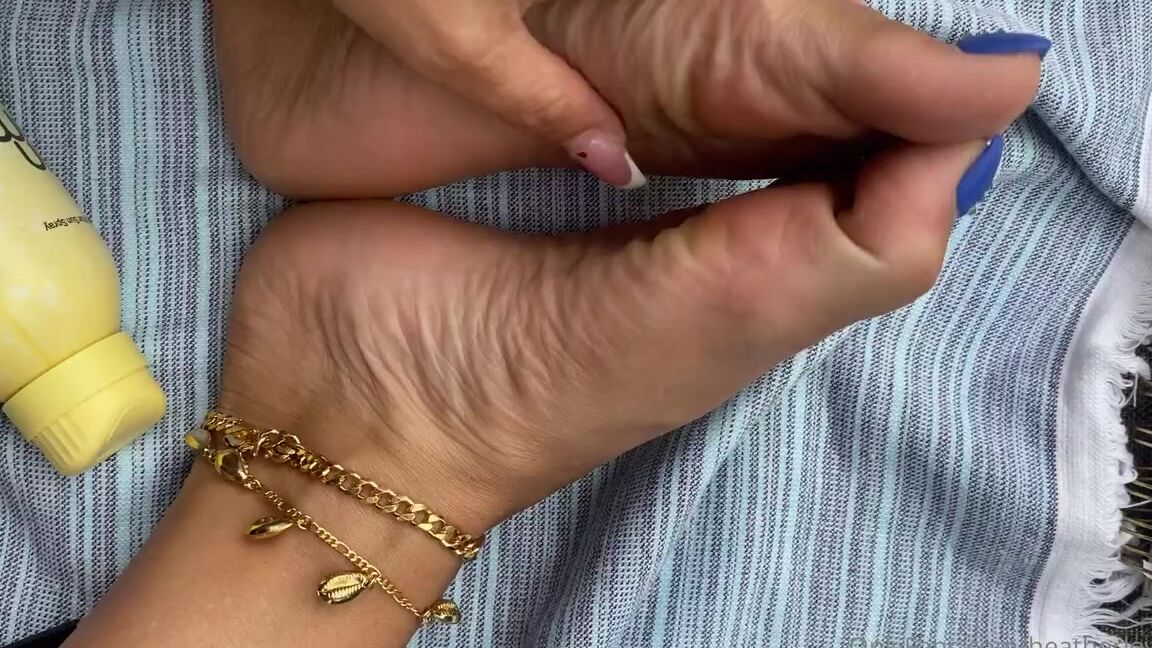 Heatherlovenyc Nicknamed Heatherlovenyc Onlyfans Chillin By The Pool 21