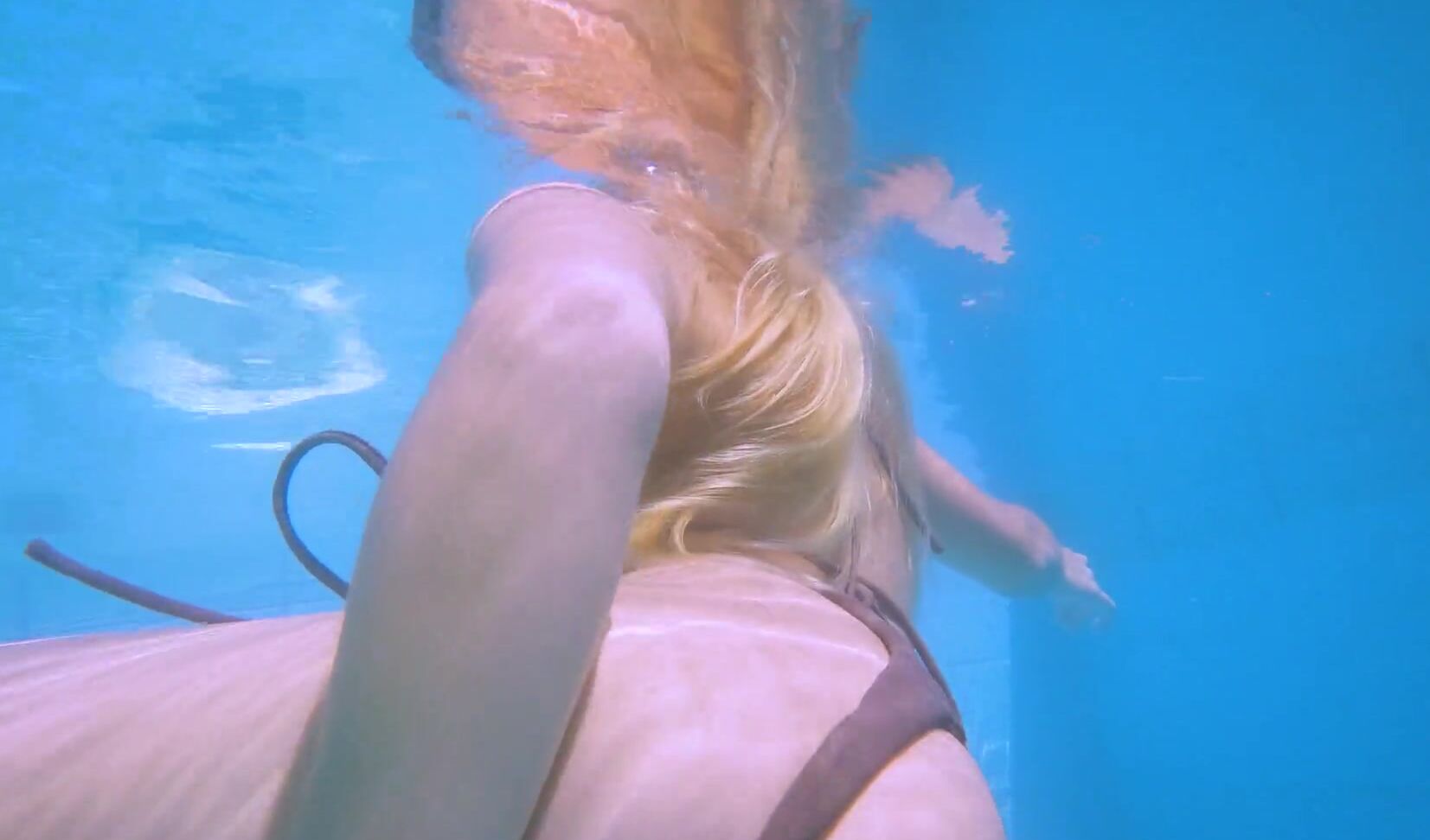 HelloElly I’m tempting old rich guys in public swimming pool  PUSSY WANKING UNDERWATER PornHub