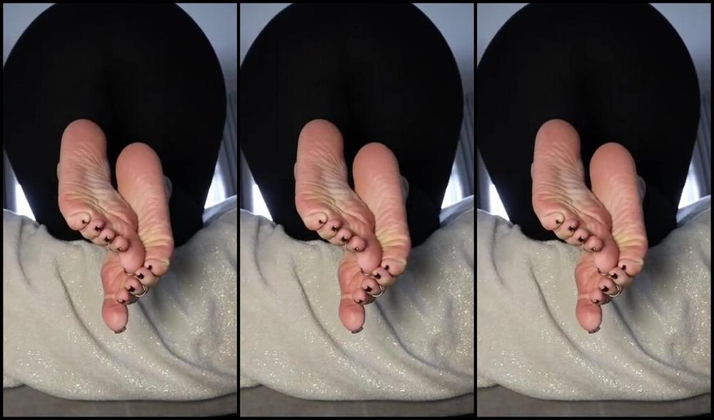Footsiegalore 01 15 2025 Onlyfans Video Just Chilling Listening To Some Classics On A Cold And Wet Hump Day Need To Get Fe