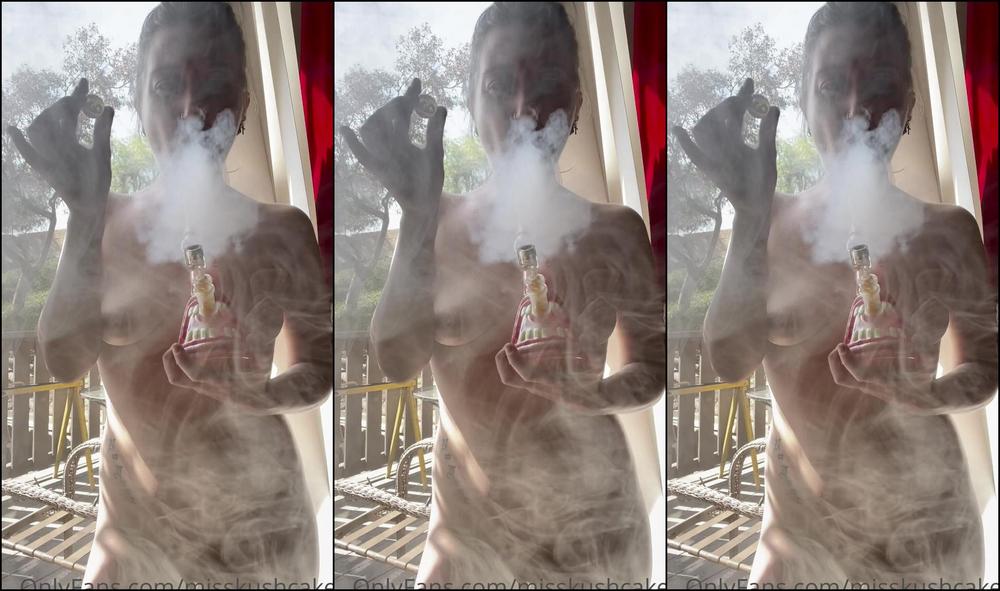 Misskushcakes 2492486137 06 18 2022 Naughty Naked Dab On The Patio