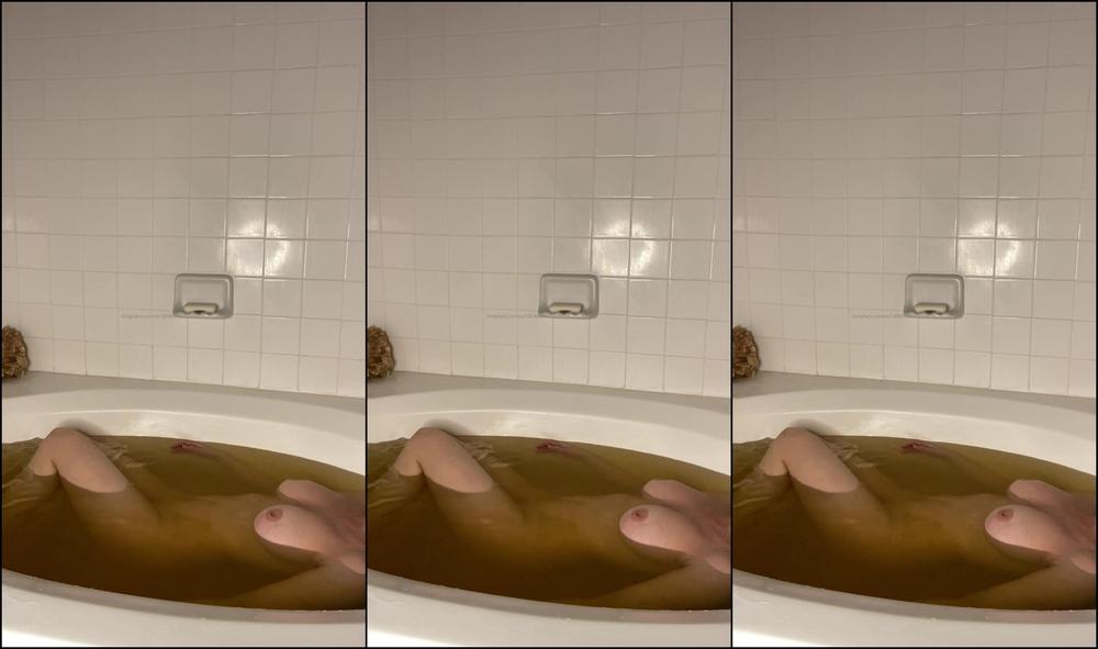 Heidi Lee Bocanegra Turmeric Bath Angle