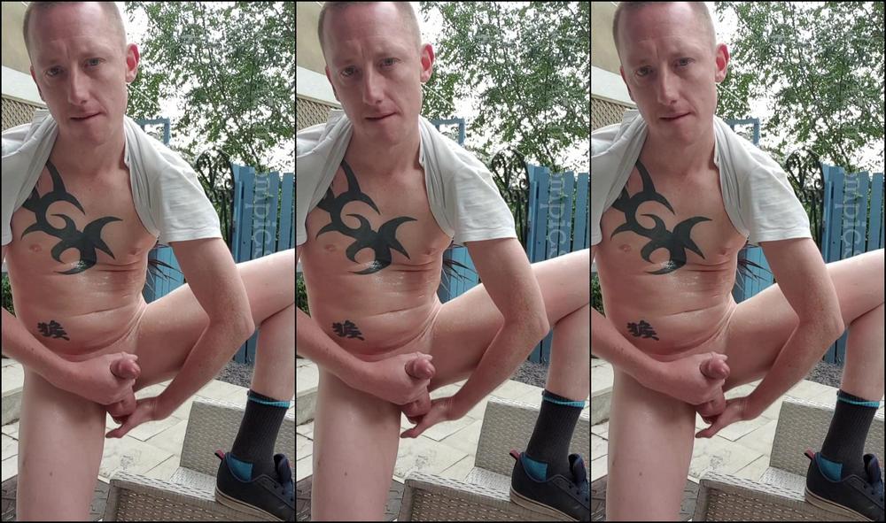 Tomtompics Little Bit Of Fingering Myself And Oiling Myself Up Out In The Garden This Definitely Got