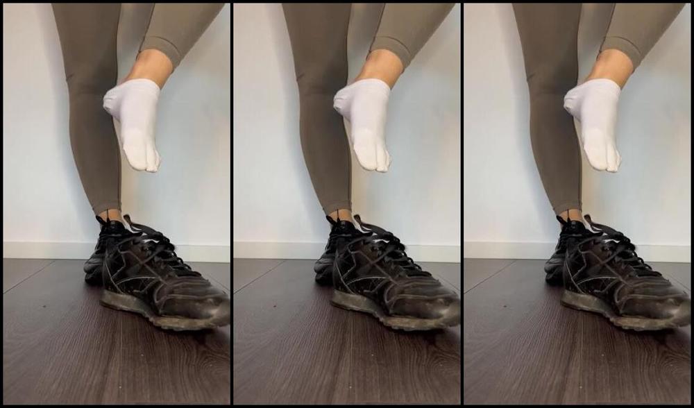 Sarina Jones Nicknamed Sarinajones 03 04 2025 Onlyfans Video I Take Off The Dirty Old Black Reebok