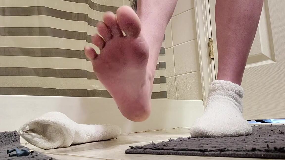 Mythicmaggie Onlyfans Just A Little Pre Shower Fun Teasing You With A Dirty Sock Removal Toe Spreads Andp