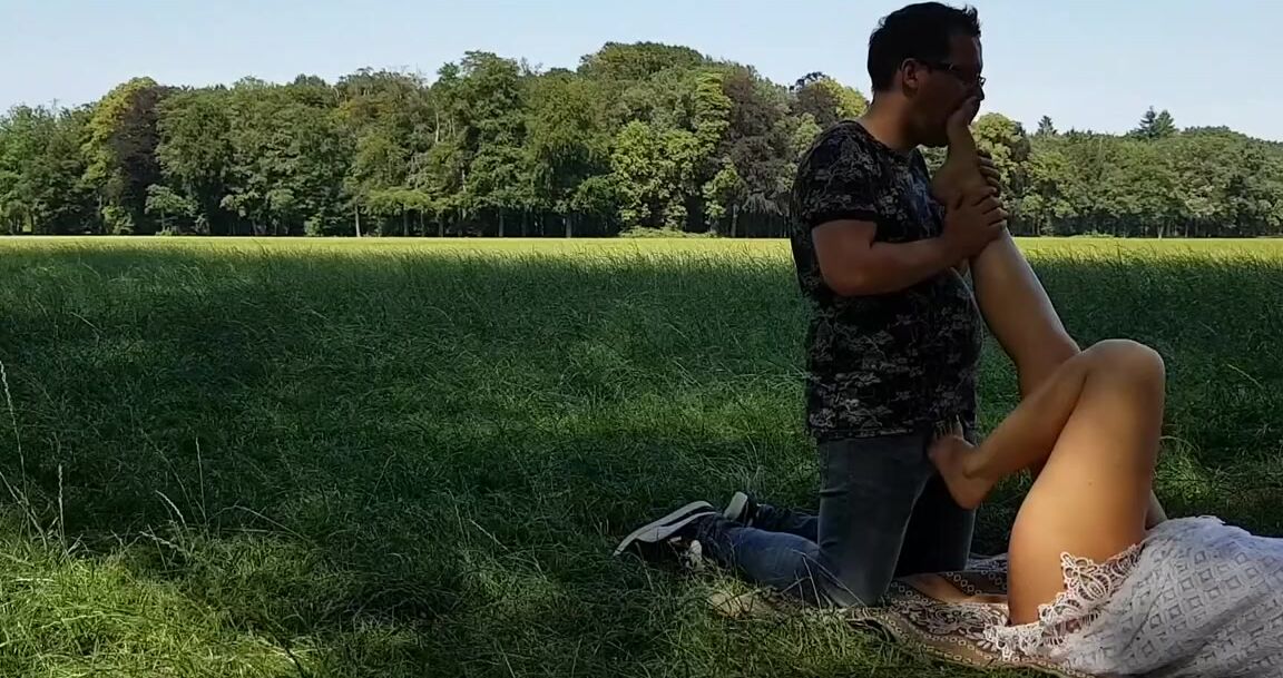 Deliciousdutchfeet Nicknamed Deliciousdutchfeet Onlyfans More Footworship Outside With Voetenslaaf89 Again