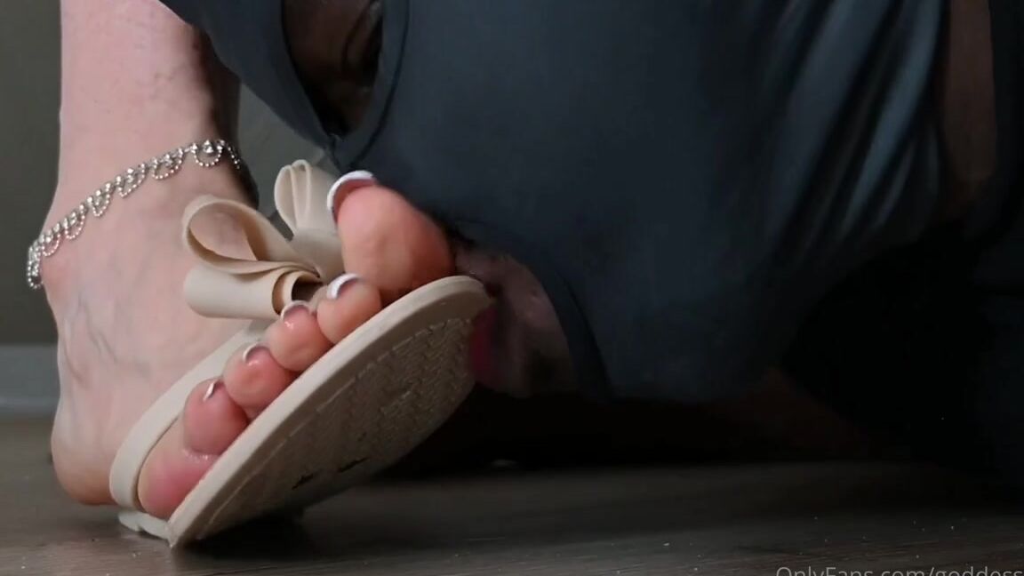 Fendi Feet Aka Goddessfendi Onlyfans Watch How I Spit On My Feet And Flip Flops And Make Him Clean Up Every Drop Of My Spit And Lick Myp