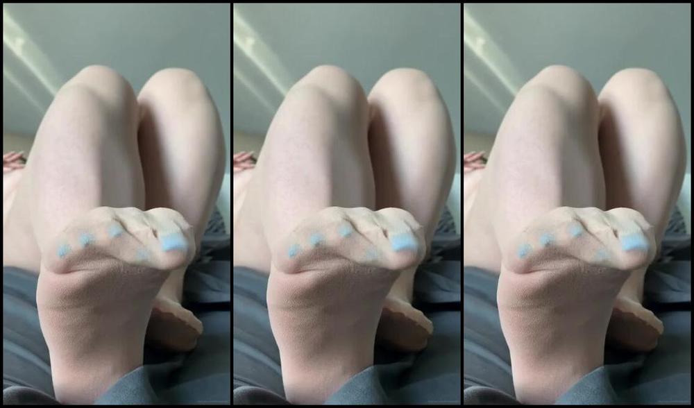 Caroline Aka Feetsiecakes Onlyfans Would You Peel Them Off Or Would You Just Rip A Hole And Dive In With Your Tongue