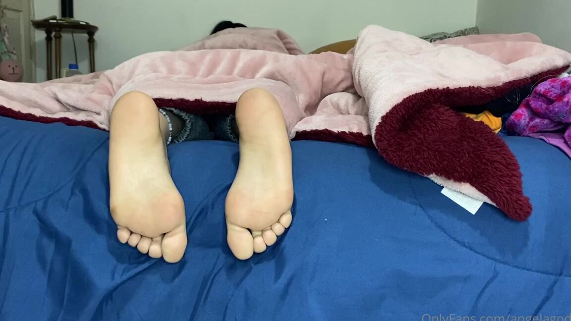 Goddess Angela Aka Goddessangelamx Onlyfans Pov I M Watching A Movie And My Feet Are Getting Cold Rub Them To Warm Them