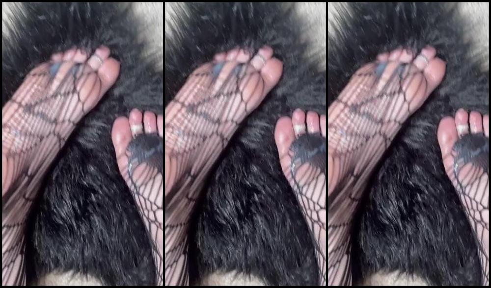 Waifu Jess Nicknamed Waifufeetmilkog Onlyfans Cum All Over My Fishnets 24