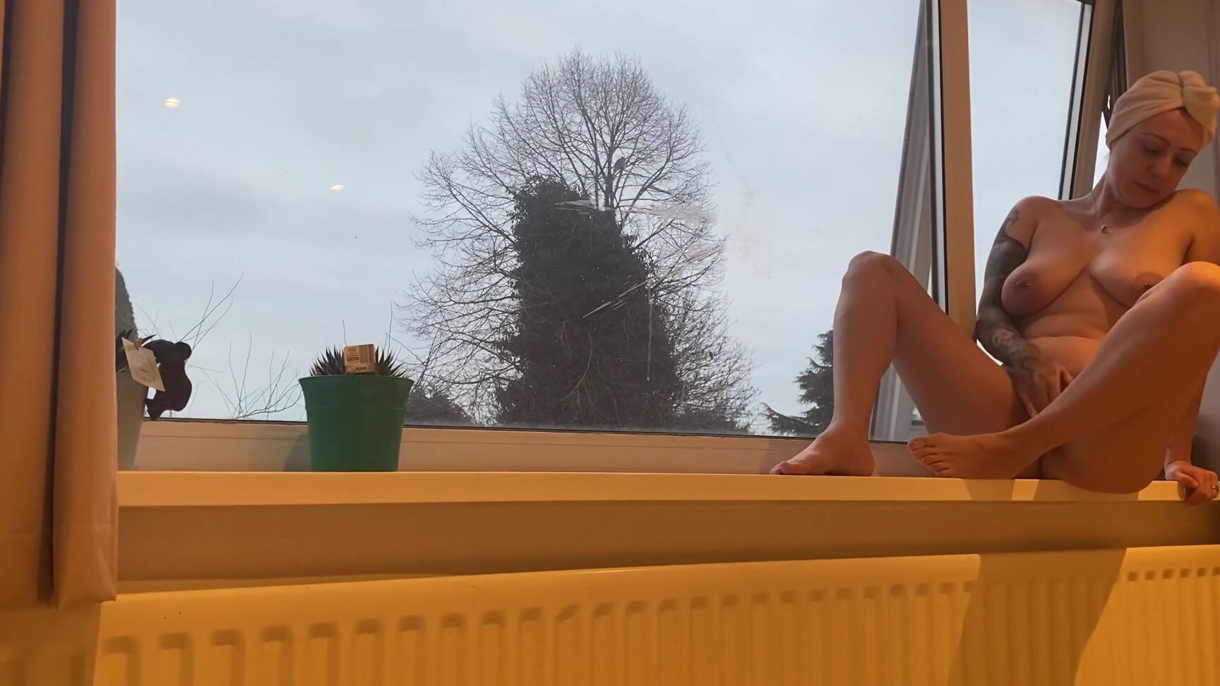 "SuzieLove212" live cams, milf, public nudity, pussy play, window Cam Session Risky Window Wank manyvids