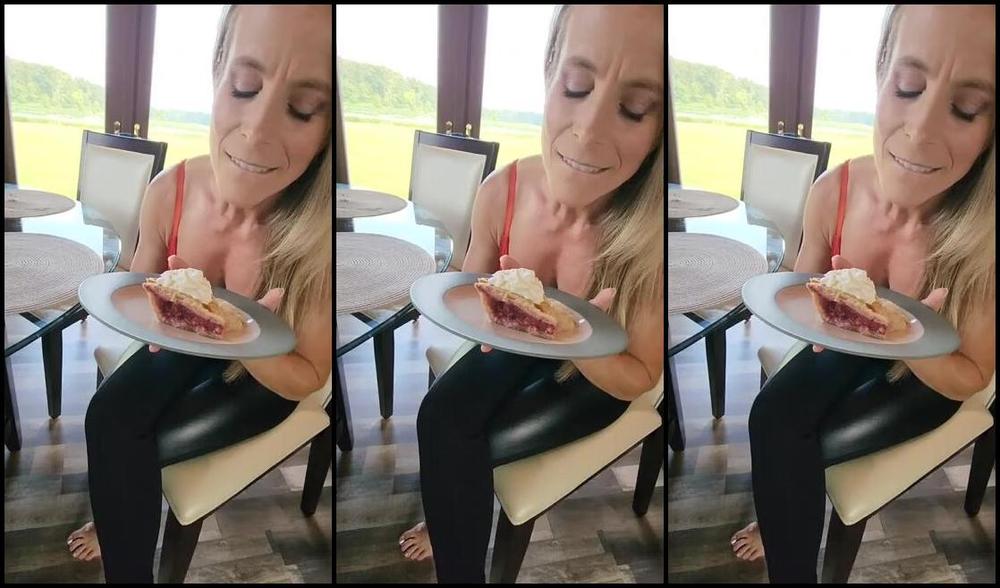 Claire Irons Nicknamed Claireirons Onlyfans It Is Time To Reward My Footslave With A Yummy Pie Seasoned With Fresh Foot Grime Eat Up And Then