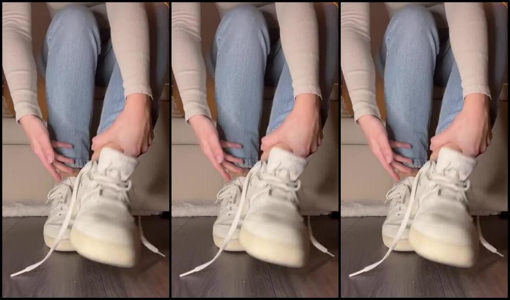 Sarina Jones Nicknamed Sarinajones 02 20 2024 Onlyfans Video Im Taking Off My Gym Sneaker To Present You My Grey Socks