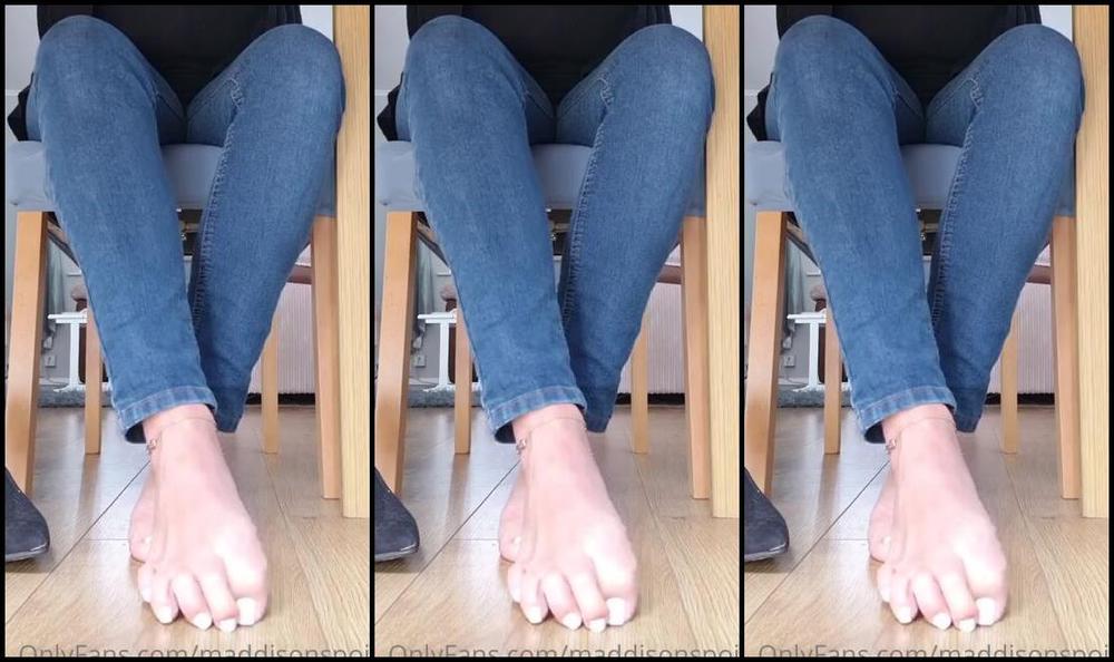 Maddison Spoilt Nicknamed Maddisonspoilt Onlyfans I Have A Few Emails To Send I Will Allow You To Sit Under The Table At My Feet