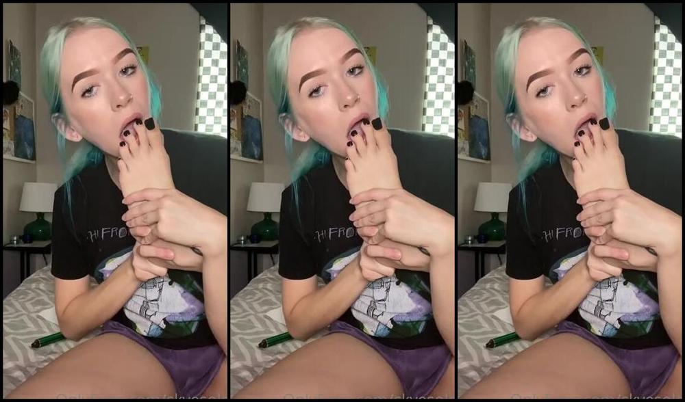 Skye Aka Solesofskye Onlyfans Sucking Spitting And Kissing On My Feet