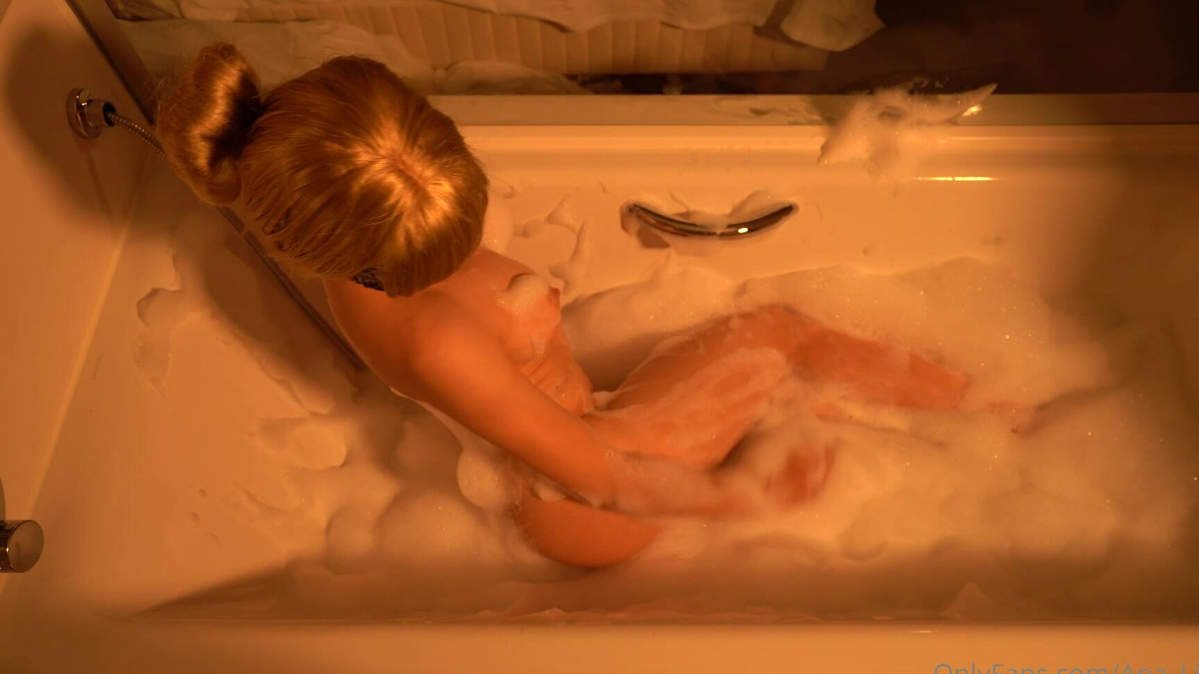 ana-lingus-01-06-2020-384248931-here-is-the-second-video-we-made-in-the-hotel.-me-having-fun-in-the-bath-tub.-was-so-fun-a