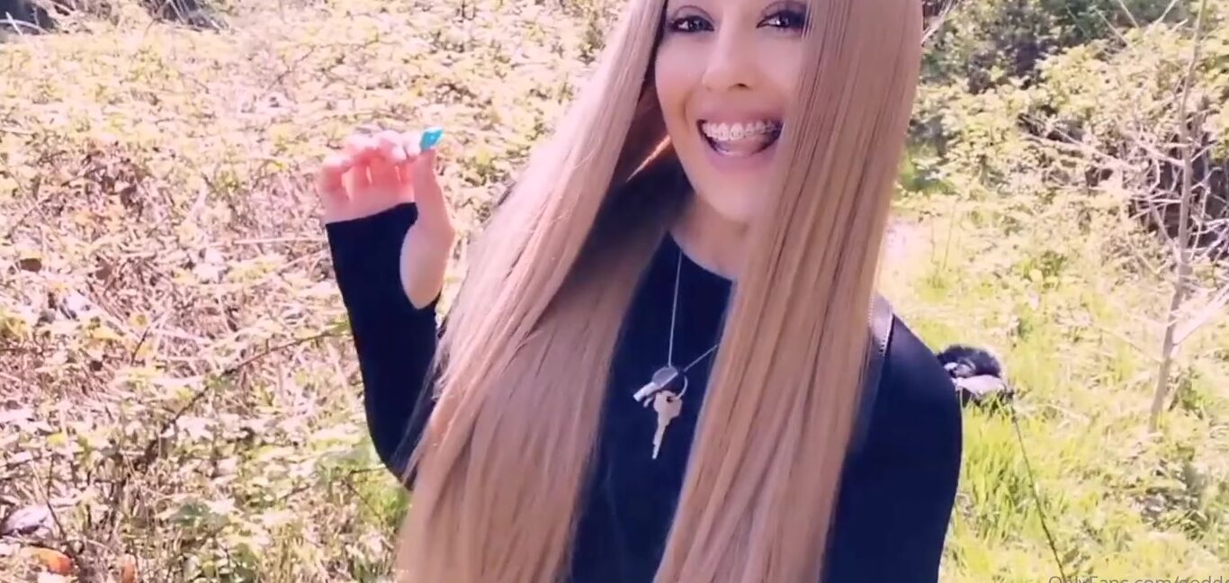 Miss Evie Lock Nicknamed Missevielock Onlyfans Your Queen Got Bored Whilst Out Waking Today So I Thought