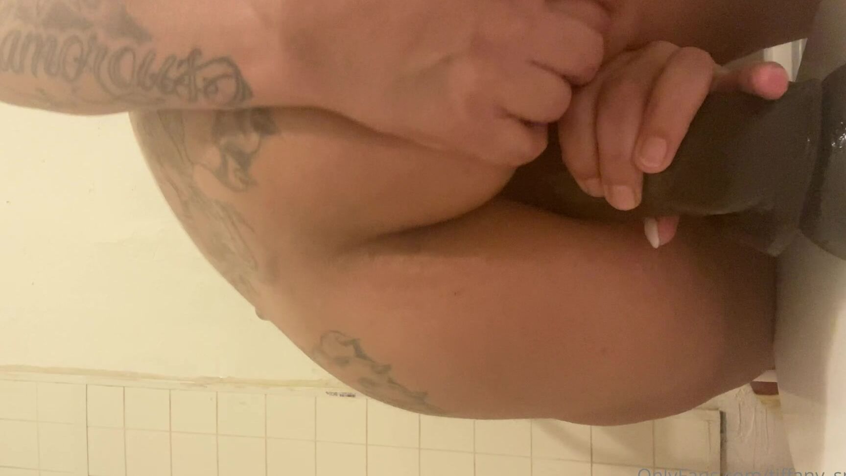 Tiffany Sparkz Shhhh Don T Tell But I Snuck In My Best Friends Bathroom To Stretch My Little Ass