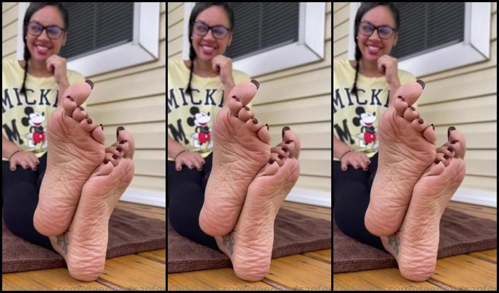 Deedeericanfeet Onlyfans Mmmmmmm More Sexy Wrinkled Soles On My Porch