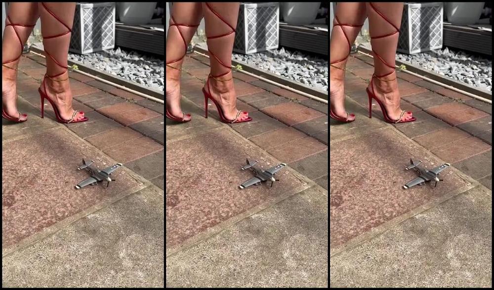 Heels Of Mine Nicknamed Heelsofmine 08 14 2024 Onlyfans Video My Friend Sent Me Another Plane To Crush