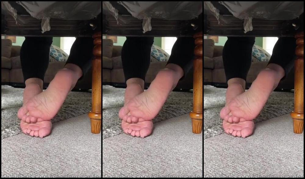 Deedeericanfeet Onlyfans As Requested Under The Chair Tease