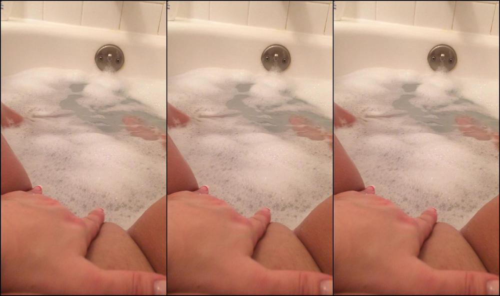 Goddess Siham Feet Toes And Pussy Play In Bubble Bath