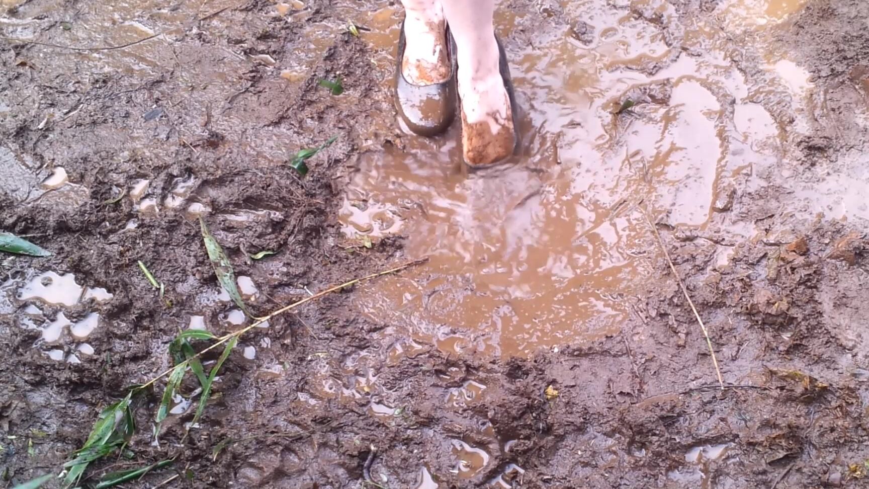 Booty U Destroying Black Flats Outside