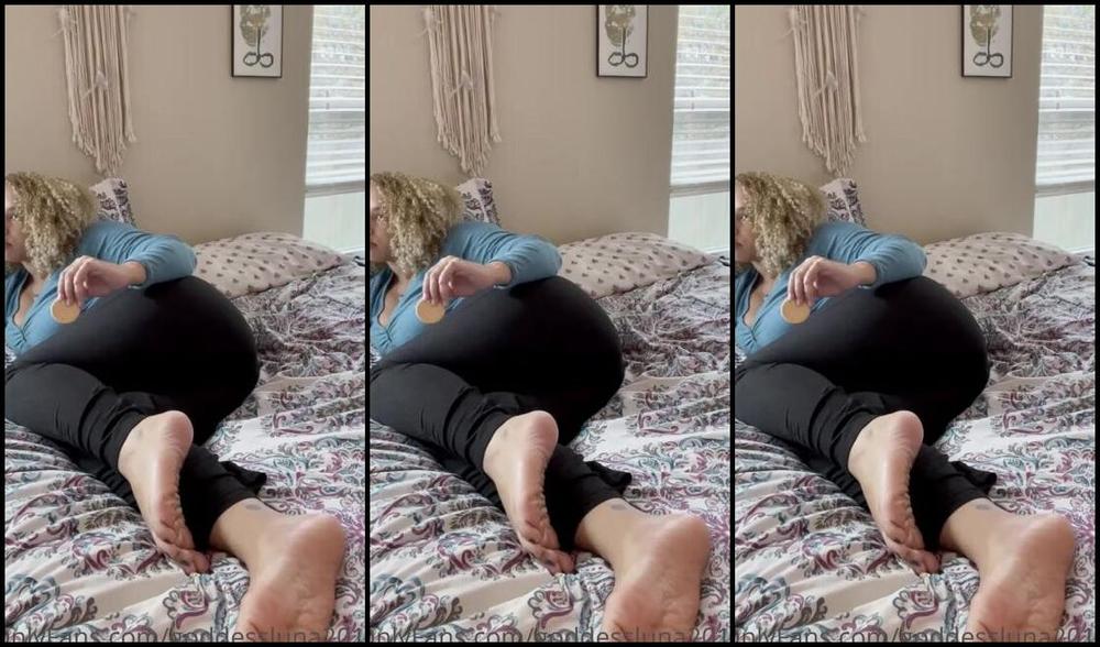 Lunakaythegoddess Aka Goddessluna2017 Onlyfans Watching A Movie With My Snackin Ass Be Like