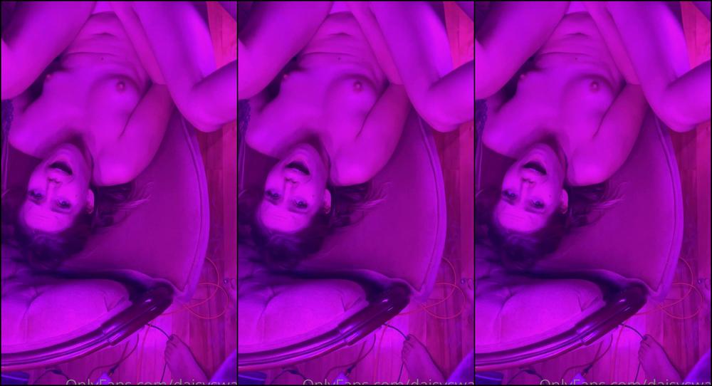 daisyswan-26-10-2020-1143655710-this-one-s-for-the-foot-freaks